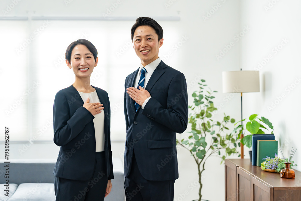 Fototapeta premium 胸に手を当てるビジネスマン