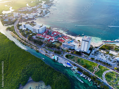 Foto Bandera de México, En zona hotelera de Cancún, Boulevard Kukulkán, mar caribe, p