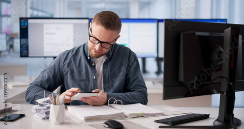 Bilde på lerret Billing Specialist Analyzes Multiple Screens