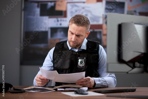 Canvastavla Detective Analyzes Evidence During Late-Night Office
