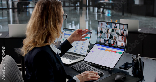 Expert Woman Hosts Live Virtual Training