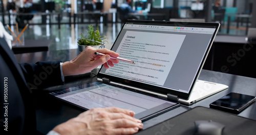 Foto Professional Writer Using Computer Editing Software