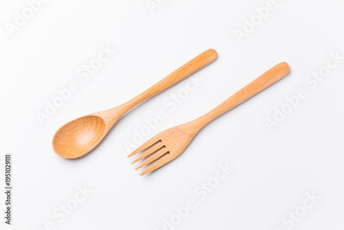 木製のスプーンとフォーク 白背景