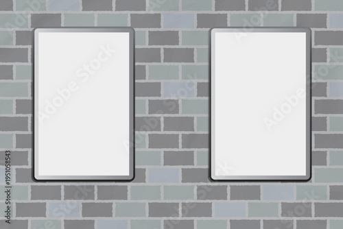 グレーのレンガの壁に設置されたボード・デジタルサイネージ