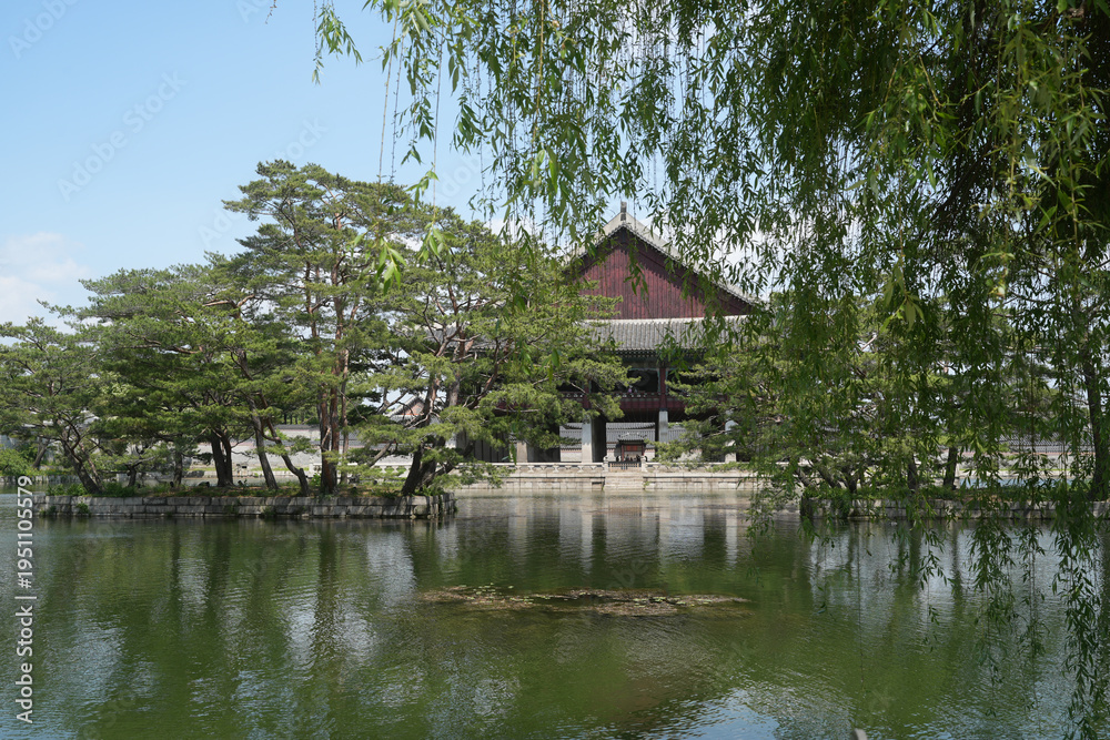 Obraz premium 경복궁 어딘가의 호수