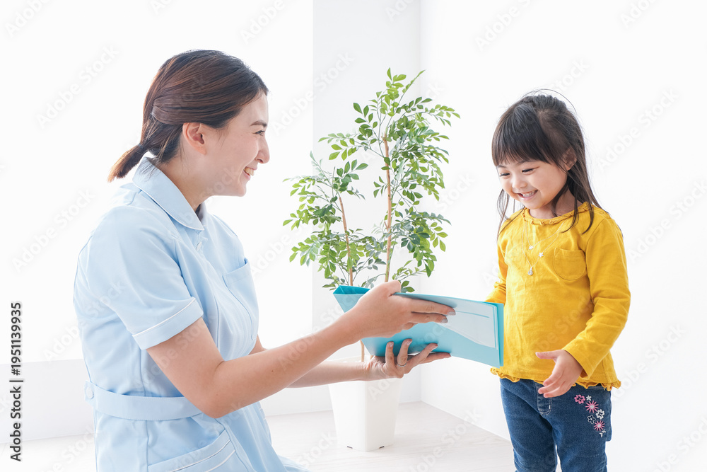 Fototapeta premium 病院で診察を受ける子ども