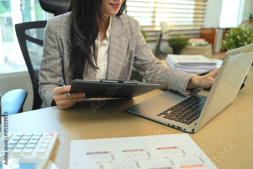 Foto Checklist and clipboard task management, Businesswoman working with document and