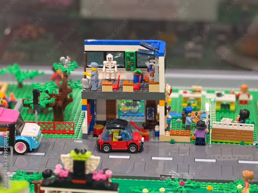 Fototapeta premium Lego two-story city building scene