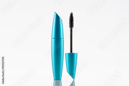Konstfotografi Mascara tube with wand applicator, on a clean white background with a subtle reflection