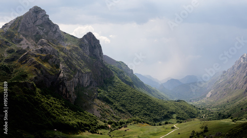 Perspectiva elevada de las montañas y valle de Somiedo, Asturias, España
