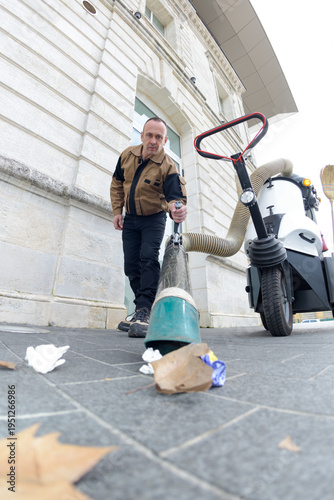 Εκτύπωση καμβά a dustman is hoovering leaves