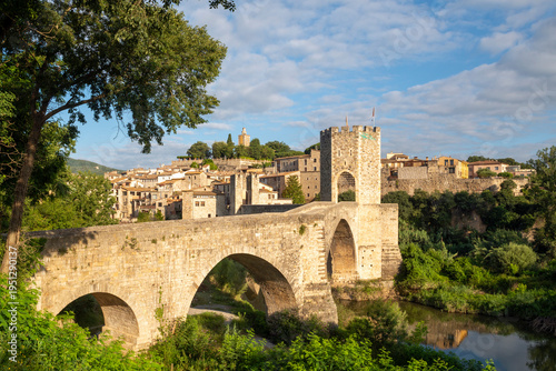 Foto Besalú is a tourist beautiful medieval town in the comarca of Garrotxa, Girona province, Catalonia, Spain