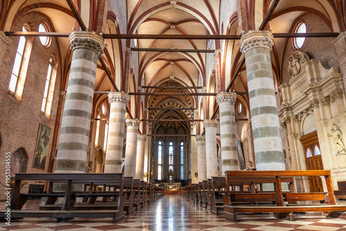 Fotografija Interior of the Gothic Church of San Lorenzo in Vicenza featuring massive striped brick columns and elegant vaulted ceilings in Italy 08