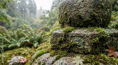 Foto Mossy Stone Cairn in Misty Forest
