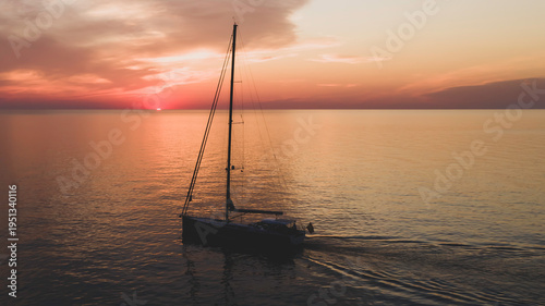 Bild auf Leinwand Barco tradicional amarrado en el puerto de Mallorca durante el atardecer