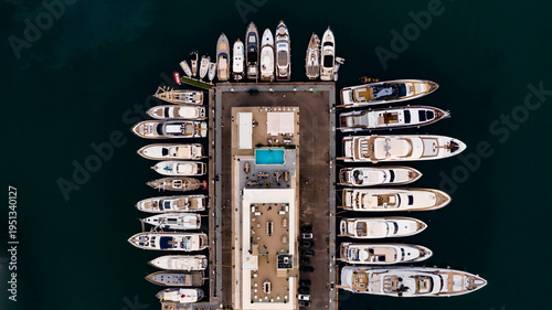 Bild auf Leinwand Barco tradicional amarrado en el puerto de Mallorca durante el atardecer