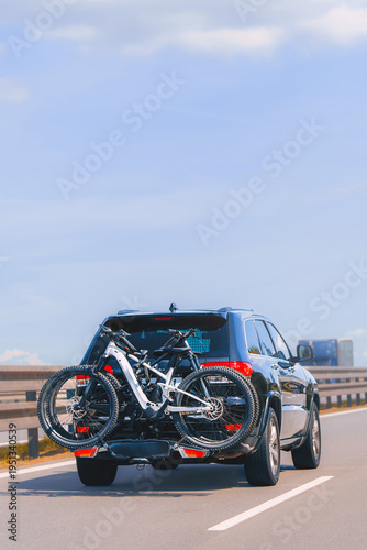 Fotografija SUV and bikes heading to cycling destination