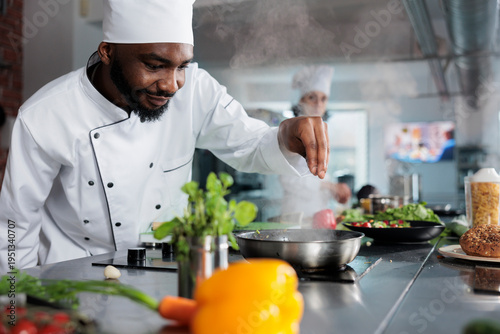 Photos Skilled gastronomy expert garnishing gourmet dish with parmesan cheese in restaurant professional kitchen