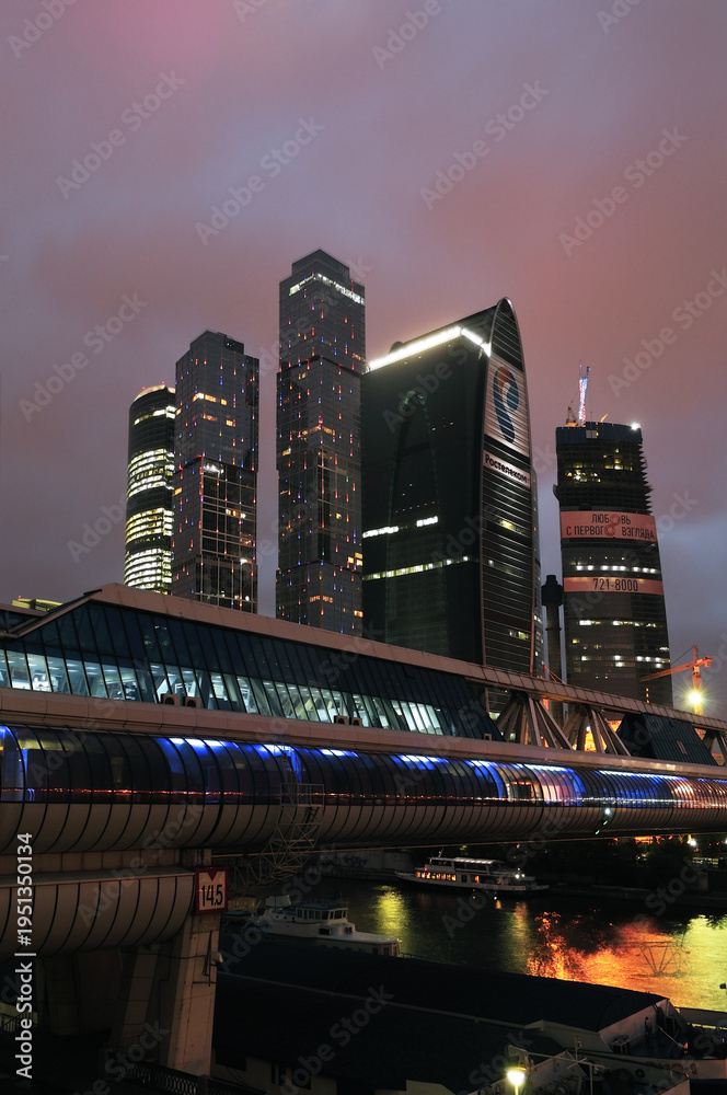 Fototapeta premium MOSCOW, RUSSIA - AUGUST 15, 2012. Skyscrapers of Moscow City business centers at night