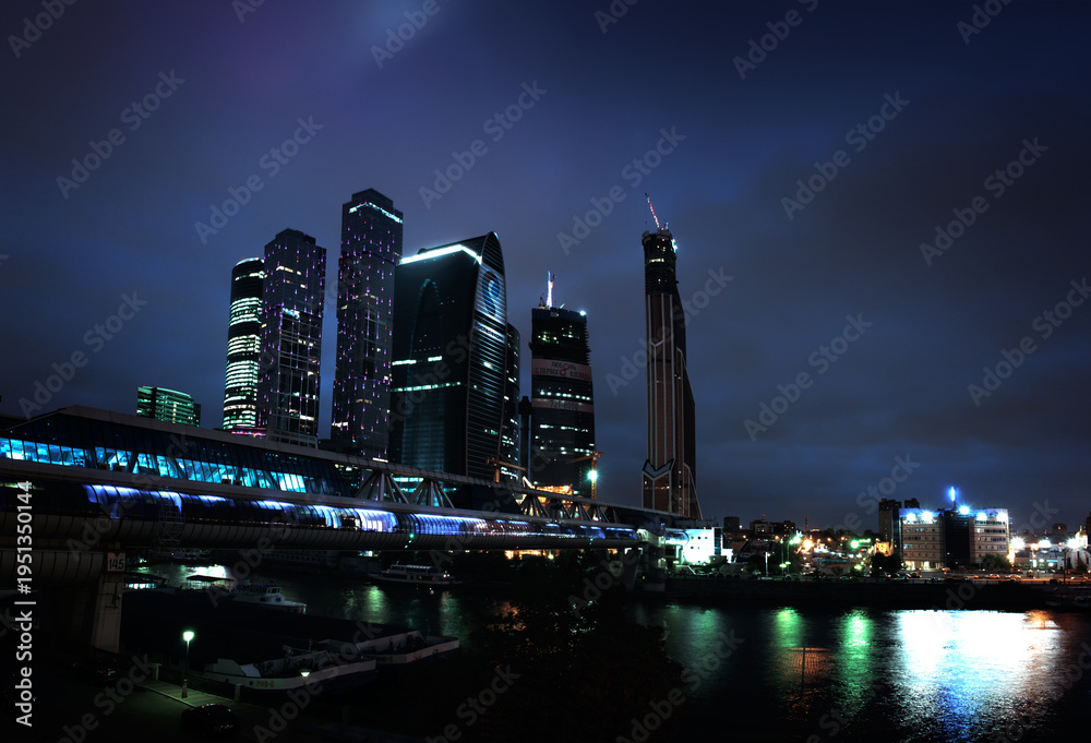 Obraz premium MOSCOW, RUSSIA - AUGUST 15, 2012. Skyscrapers of Moscow City business centers, picturesque night view