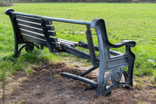 Εκτύπωση καμβά A vandalised burnt bench