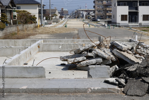 解体工事と道路整備が進む住宅地の再開発現場。