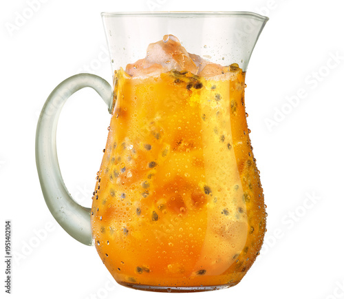 jarra de cristal com suco natural de maracujá isolado em fundo transparente