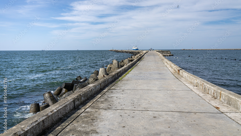 Obraz premium view of the northern pier with tetrapod breakwaters in the city of Baltiysk