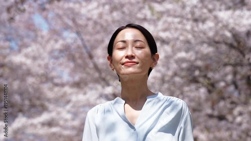 満開の桜と女性　スローモーション