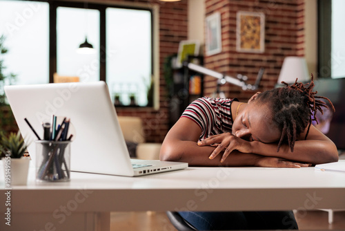 Photos Overworked employee sleeping on table, resting at workplace, sleepy stressed remote worker, professional burnout
