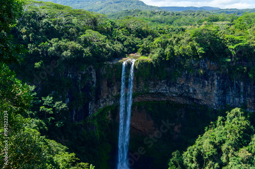 モーリシャスの山にある美しい滝の風景Beautiful waterfall scenery in the mountains of Mauritius