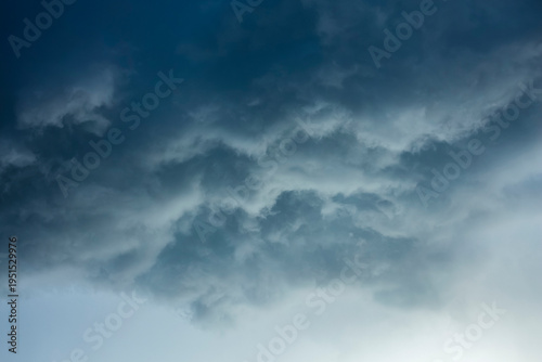 Foto Clouds gather in the sky during late afternoon, blocking sunlight and creating a dark atmosphere