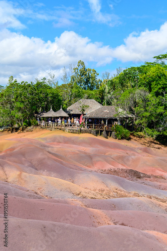 モーリシャスにある七色の大地のとても美しい風景The beautiful scenery of the rainbow-colored land in Mauritius