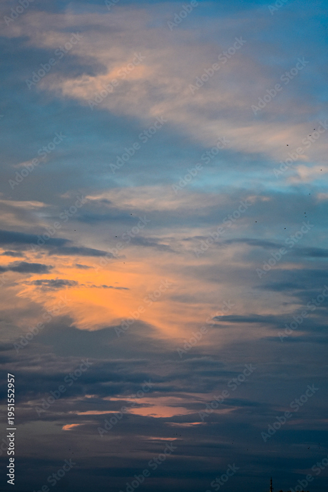 Obraz premium Smooth orange and blue gradient sky at peaceful twilight hour.