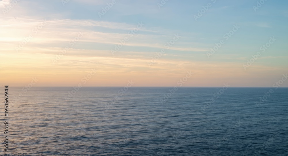 Obraz premium Extensive waterfront scene with gentle coastal breeze