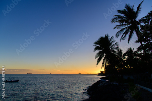モーリシャスのビーチで眺める朝焼けのとても美しい風景A beautiful sunrise on the beach in Mauritius