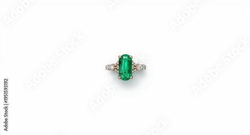 Isolated emerald jewelry pi...