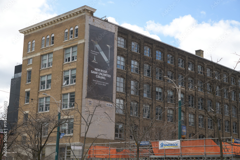 Naklejka premium 174 Spadina Avenue (also known as the Keens Building) with roadside banner advertising for educational institution, Toronto