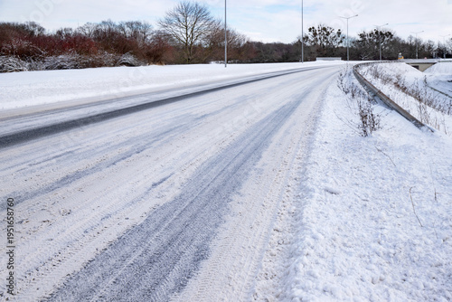 Straße mit Schnee im Winter 3