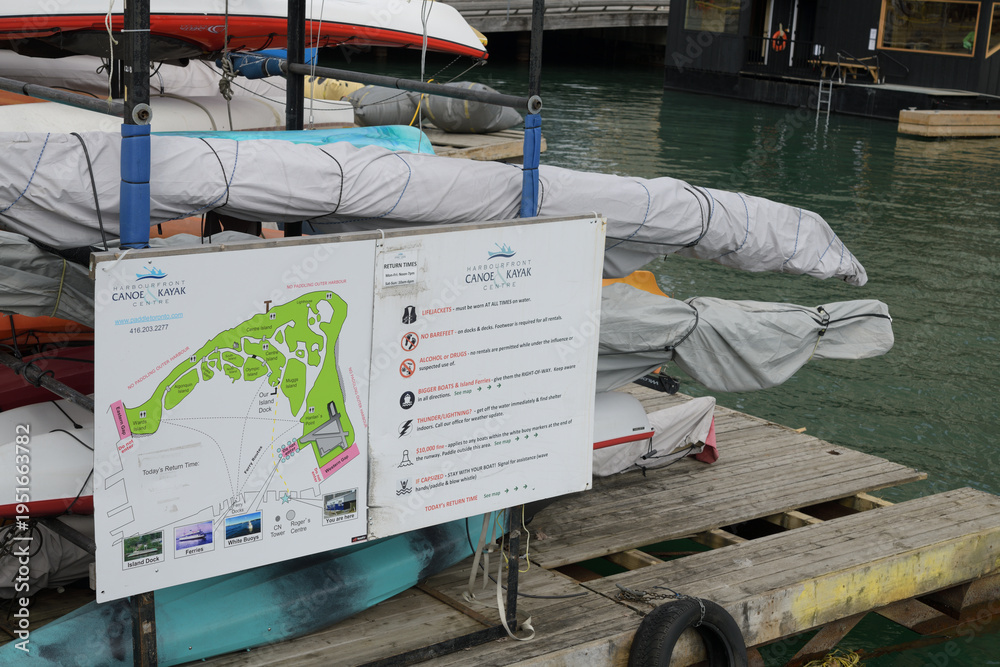 Obraz premium storage rack with vessels and map of harbourfront Canoe & Kayak Centre, Toronto