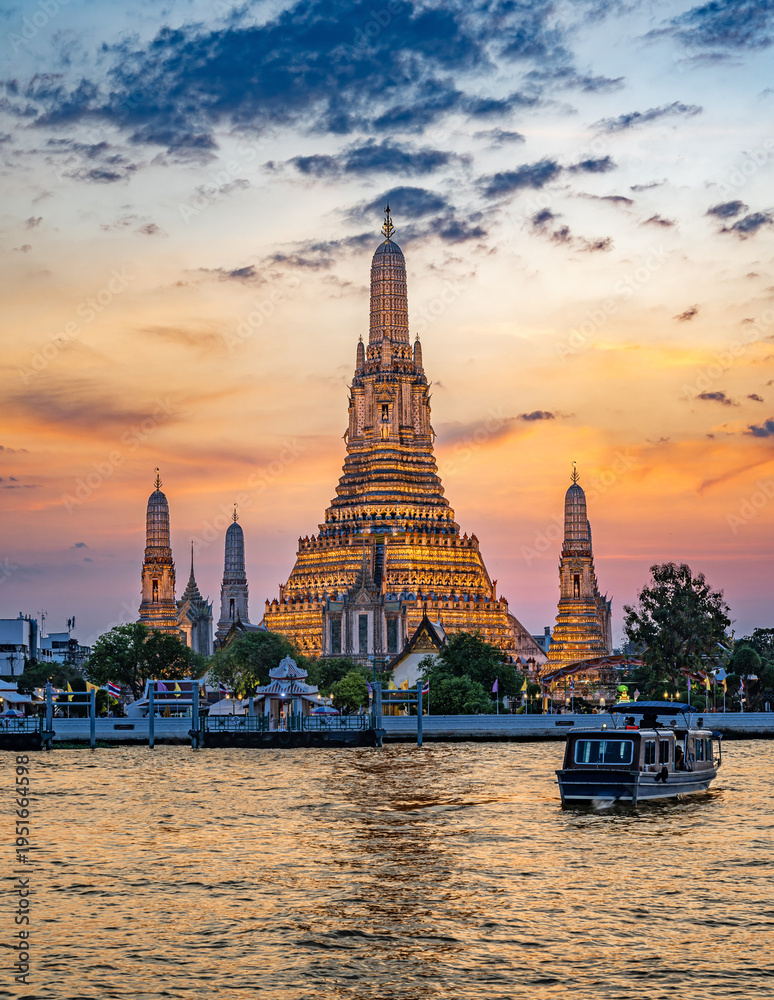 Obraz premium Bangkok, Thailand - Spectacular sunset over Wat Arun Temple in Bangkok