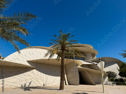 Tableau sur toile Modern desert rose architecture of National Museum of Qatar building