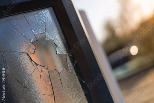 Tableau sur toile smashed window with shattered glass fragments and cracked surface, showing damag