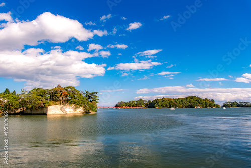 宮城県松島町 秋晴れの松島湾に浮かぶ五大堂と朱色の福浦橋
