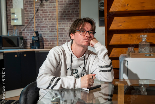 jeune homme en révision de ses cours difficiles