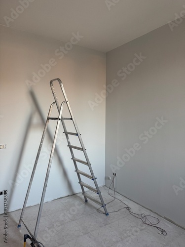 pittura mura con scala