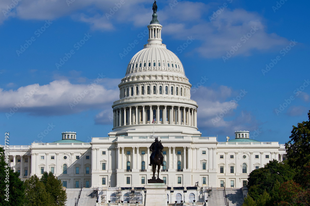 Obraz premium Capitol Building Facade and Ulysses S. Grant Memorial Equestrian Statue Washington DC United States
