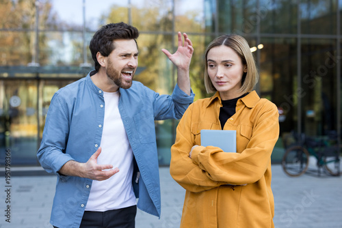 Fotografía Man shouting at woman creating workplace conflict