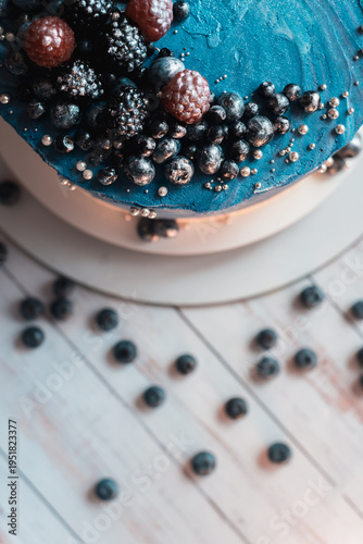 Photos Blue cake with berries close up top edge