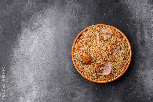 Foto Kabsa or mandi, an Arabic dish with rice and chicken, salt, and spices